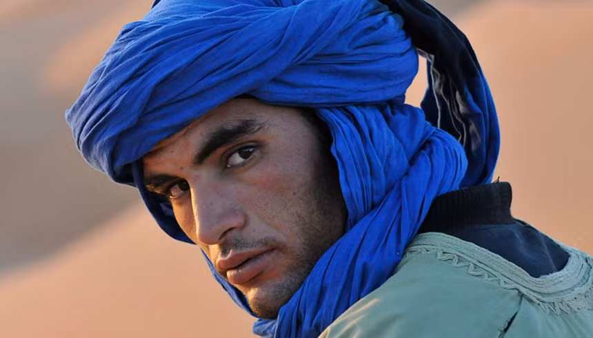 Trong đó, phần lớn là dân du mục, như bộ tộc Tuareg hay “Những người áo xanh của Sahara” với trang phục màu xanh nổi bật. Ảnh: Eupedia.