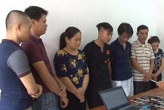 Đinh Văn Tuyên (giữa) và các chủ ghi số lô, đề bị bắt giữ.