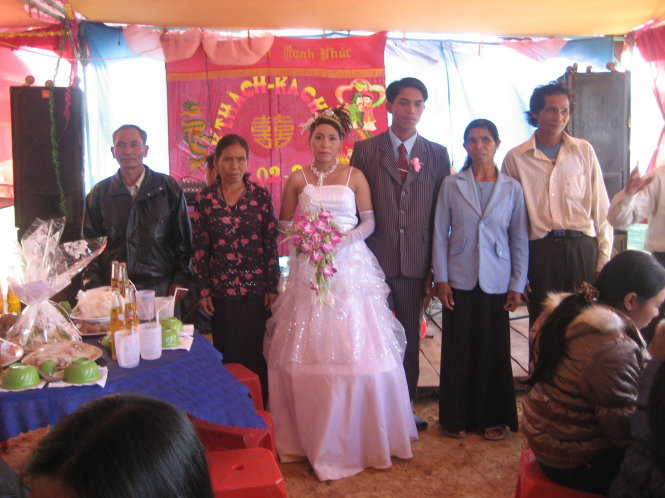 Thế hệ thanh niên Churu ngày nay làm đám cưới theo kiểu người Kinh. Ảnh chụp tại một đám cưới ở xã Tà Hine, huyện Đức Trọng. Thế hệ thanh niên Churu ngày nay làm đám cưới theo kiểu người Kinh. Ảnh chụp tại một đám cưới ở xã Tà Hine, huyện Đức Trọng.
