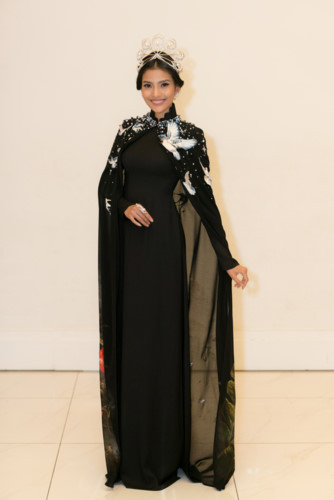 Đặc biệt hơn, bản sao chiếc vương miện Mikimoto nổi tiếng của cuộc thi Hoa hậu hoàn vũ thế giới cũng được cô đội trên đầu khi trình diễn thời trang. Đặc biệt hơn, bản sao chiếc vương miện Mikimoto nổi tiếng của cuộc thi Hoa hậu hoàn vũ thế giới cũng được cô đội trên đầu khi trình diễn thời trang.