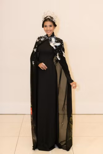 Đặc biệt hơn, bản sao chiếc vương miện Mikimoto nổi tiếng của cuộc thi Hoa hậu hoàn vũ thế giới cũng được cô đội trên đầu khi trình diễn thời trang.