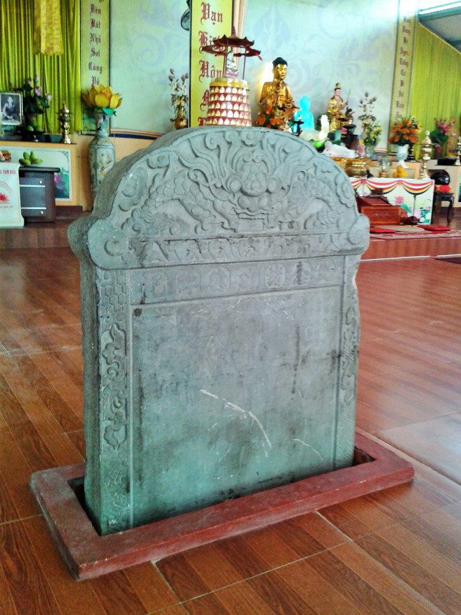 Tấm bia cổ miêu tả ngôi chùa đẹp như ngôi chùa trong Hoàng thành Huế.