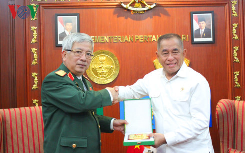 Thượng tướng Nguyễn Chí Vịnh và Bộ trưởng Bộ Quốc phòng Indonesia Ryamizard Ryacudu. Thượng tướng Nguyễn Chí Vịnh và Bộ trưởng Bộ Quốc phòng Indonesia Ryamizard Ryacudu.