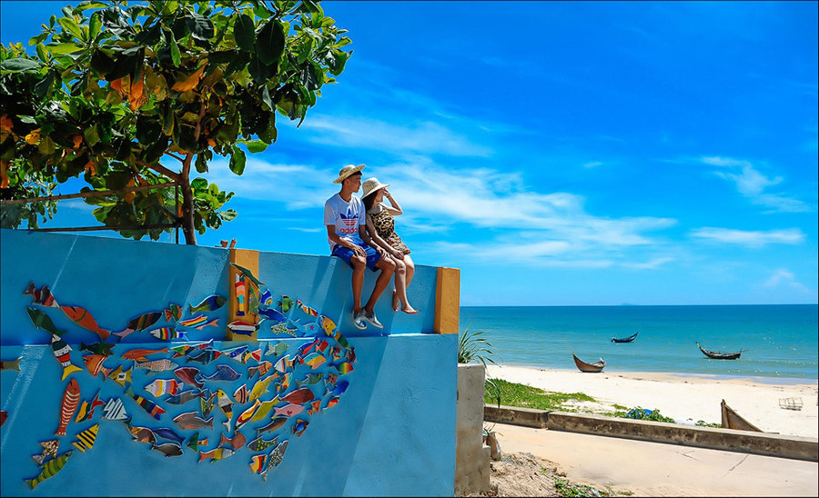 Từ khi được hoàn thiện đến nay, làng bích họa Tam Thanh thu hút rất đông du khách, đặc biệt là giới trẻ và những người yêu nghệ thuật. Nơi đây chỉ cách Hội An khoảng 45 km, đường ven biển khá dễ đi, băng qua những khu vực thiên nhiên hoang sơ, yên bình. Ảnh: Hai Hoang.