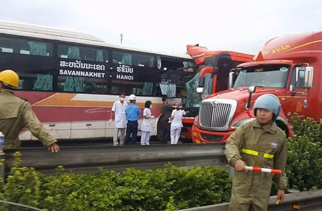 Hiện trường vụ tai nạn khiến phần đầu và đuôi hai xe hư hỏng nặng.