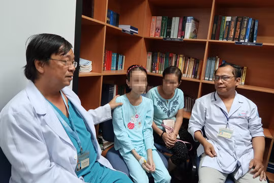 Bệnh nhi Q.A. (thứ hai từ trái qua) hồi phục rất tốt sau phẫu thuật