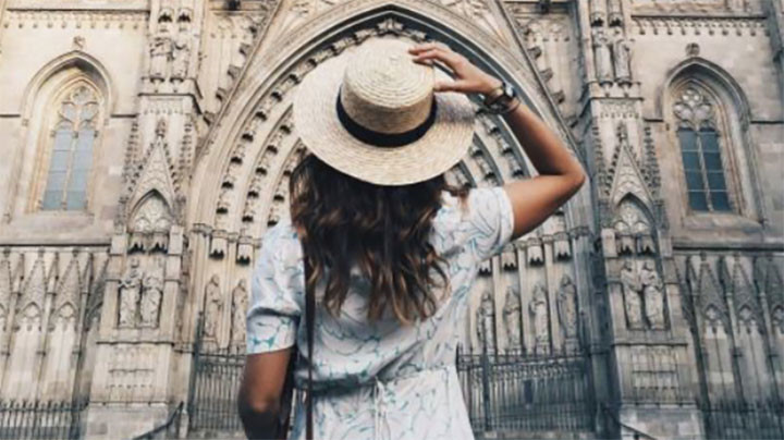 Nhờ một người khác chụp hộ. Nếu như bạn không tự tin vào khả năng chụp ảnh của mình thì có thể cân nhắc đến việc nhờ một người khác. Việc của bạn là chọn một góc máy ưng ý và nhờ du khách gần đó .