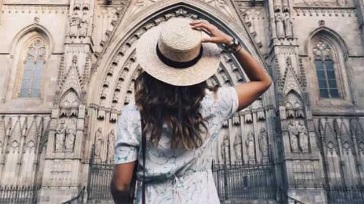 Nhờ một người khác chụp hộ. Nếu như bạn không tự tin vào khả năng chụp ảnh của mình thì có thể cân nhắc đến việc nhờ một người khác. Việc của bạn là chọn một góc máy ưng ý và nhờ du khách gần đó .