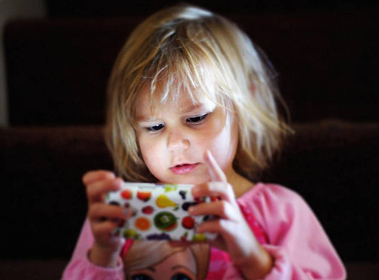  Trẻ sẽ ít ngủ hơn khi dán mắt vào điện thoại