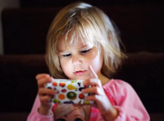  Trẻ sẽ ít ngủ hơn khi dán mắt vào điện thoại