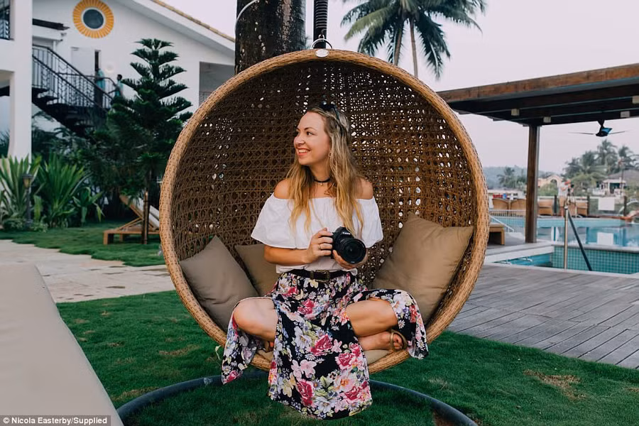 Kể từ khi bắt đầu thực hiện chuyến du lịch đầu tiên đến nay, cô đã đi qua 46 nước trên thế giới. Nicola cũng từng đến Việt Nam và nghỉ dưỡng ở Quy Nhơn. 9X chia sẻ cô có ấn tượng rất tốt về đất nước, con người Việt Nam.