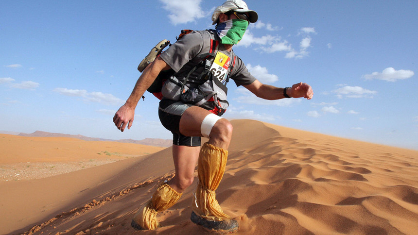 Cuộc đua Marathon des Sables ở Sahara diễn ra ở phía nam Morocco vào tháng 4 hàng năm. Thí sinh phải đăng ký trước nhiều năm, với chi phí 4.500 USD. Cuộc đua kéo dài 7 ngày, qua những đồi cát và cao nguyên đá với tổng quãng đường 240 km. Các thí sinh phải tự đem theo đồ đạc dùng trong quá trình dự thi. Ảnh: Pinterest.