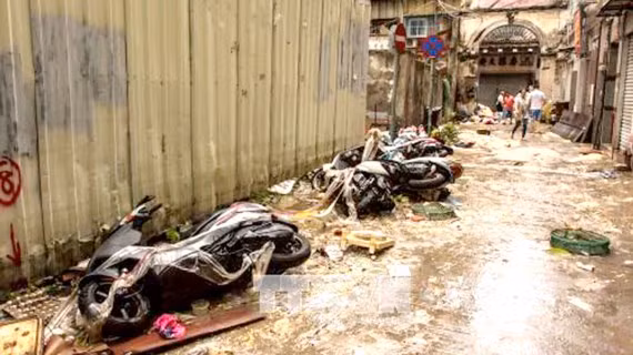  Đường phố Macau như bãi chiến trường sau khi bão Hato càn quét