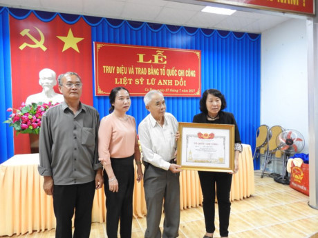 Cô Mai chụp ảnh lưu niệm với những người mà cô cho là đại ân nhân. Ảnh: Trần Vũ