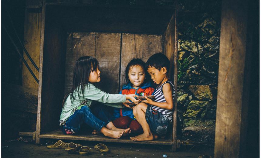 Khác với trẻ em thành phố thời đại công nghệ chỉ thích tivi, điện tử, smartphone, trẻ em vùng cao vẫn có những góc riêng để khám phá bằng những gì sẵn có. Những đứa bé tại bản Cát Cát (Sa Pa) đang nô đùa trong chiếc hộp trò chơi tự sáng tạo. Cuộc thi ảnh 