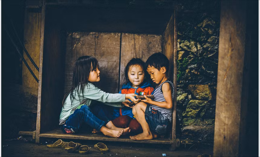 Khác với trẻ em thành phố thời đại công nghệ chỉ thích tivi, điện tử, smartphone, trẻ em vùng cao vẫn có những góc riêng để khám phá bằng những gì sẵn có. Những đứa bé tại bản Cát Cát (Sa Pa) đang nô đùa trong chiếc hộp trò chơi tự sáng tạo. Cuộc thi ảnh 