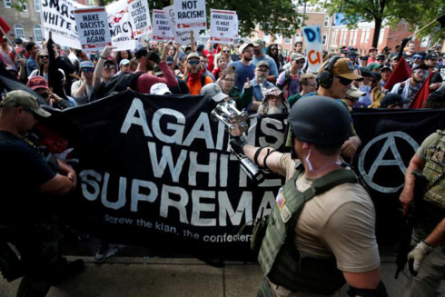 Những người biểu tình phản đối cuộc tuần hành "Đoàn kết phe cánh hữu" (Unite the Right) mang theo biểu ngữ chống lại tư tưởng coi da trắng là chủng tộc thượng đẳng. (Ảnh: Reuters) Những người biểu tình phản đối cuộc tuần hành