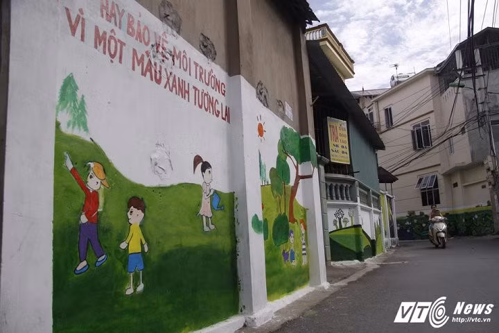 Không chỉ mô tả cảnh sắc làng quê, chủ đề của những bức tranh cũng hướng tới tuyên truyền về bảo vệ môi trường xanh - sạch - đẹp. Cũng bởi vậy mà gam màu chủ đạo của không gian bích họa này là một màu xanh mát mắt.