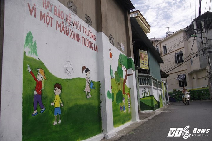 Không chỉ mô tả cảnh sắc làng quê, chủ đề của những bức tranh cũng hướng tới tuyên truyền về bảo vệ môi trường xanh - sạch - đẹp. Cũng bởi vậy mà gam màu chủ đạo của không gian bích họa này là một màu xanh mát mắt.