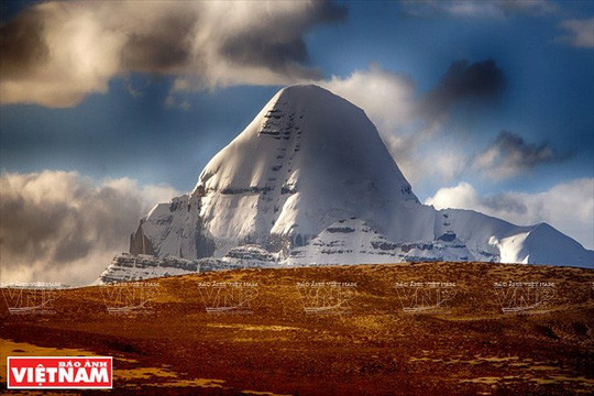 Núi Kailash cao 6.714 mét được coi là ''vũ trụ tâm linh'' của cả bốn nền tôn giáo gốm Phật giáo, Hindu, Jains và Bon. Núi Kailash cao 6.714 mét được coi là ''vũ trụ tâm linh'' của cả bốn nền tôn giáo gốm Phật giáo, Hindu, Jains và Bon.