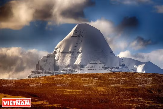 Núi Kailash cao 6.714 mét được coi là ''vũ trụ tâm linh'' của cả bốn nền tôn giáo gốm Phật giáo, Hindu, Jains và Bon.
