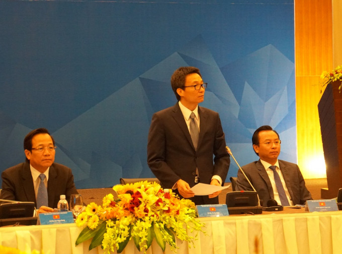 Phó Thủ tướng Vũ Đức Đam (đứng) phát biểu tại Hội nghị Bộ trưởng về Hợp tác lao động 5 nước tiểu vùng sông Mê Kông. Phó Thủ tướng Vũ Đức Đam (đứng) phát biểu tại Hội nghị Bộ trưởng về Hợp tác lao động 5 nước tiểu vùng sông Mê Kông.