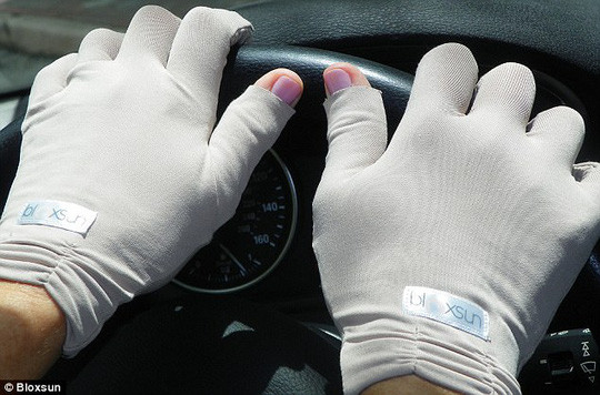 Nên đeo găng tay trong quá trình tiếp xúc với tia UV Nên đeo găng tay trong quá trình tiếp xúc với tia UV