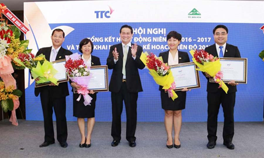 Ông Nguyễn Bá Chủ-Tổng giám đốc TTCS Gia Lai (ngoài cùng bên trái) nhận bằng khen tại Hội nghị tổng kết Tổng Công ty ngành đường TTC. Ảnh: Nguyễn Diệp Ông Nguyễn Bá Chủ-Tổng giám đốc TTCS Gia Lai (ngoài cùng bên trái) nhận bằng khen tại Hội nghị tổng kết Tổng Công ty ngành đường TTC. Ảnh: Nguyễn Diệp