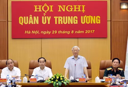 Tổng Bí thư Nguyễn Phú Trọng và các đồng chí lãnh đạo Quân ủy Trung ương dự hội nghị.