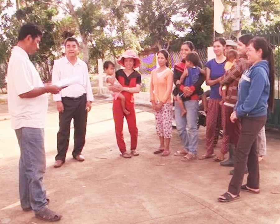 Ông Đinh Huy đang tuyên truyền cho bà con trong làng. Ảnh: Thúy Điểm Ông Đinh Huy đang tuyên truyền cho bà con trong làng. Ảnh: Thúy Điểm