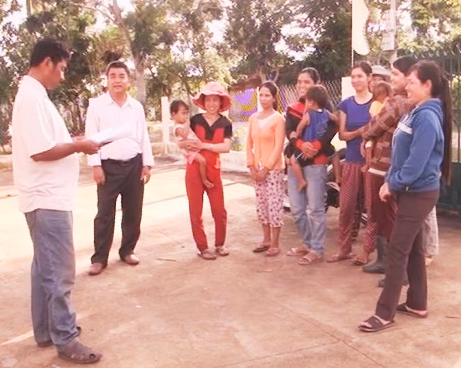  Ông Đinh Huy đang tuyên truyền cho bà con trong làng. Ảnh: Thúy Điểm