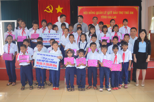 Tặng đồ dùng học tập và sữa cho trẻ em mồ côi tại làng Trẻ em SOS và Trung tâm Bảo trợ tổng hợp xã hội tỉnh. Ảnh: Đ.Y Tặng đồ dùng học tập và sữa cho trẻ em mồ côi tại làng Trẻ em SOS và Trung tâm Bảo trợ tổng hợp xã hội tỉnh. Ảnh: Đ.Y