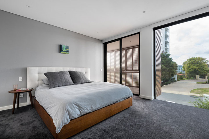 Phòng ngủ đơn giản, gọn gàng, từng đồ đạc xuất hiện trong phòng đều được chăm chút cẩn thận. Phòng ngủ đơn giản, gọn gàng, từng đồ đạc xuất hiện trong phòng đều được chăm chút cẩn thận.