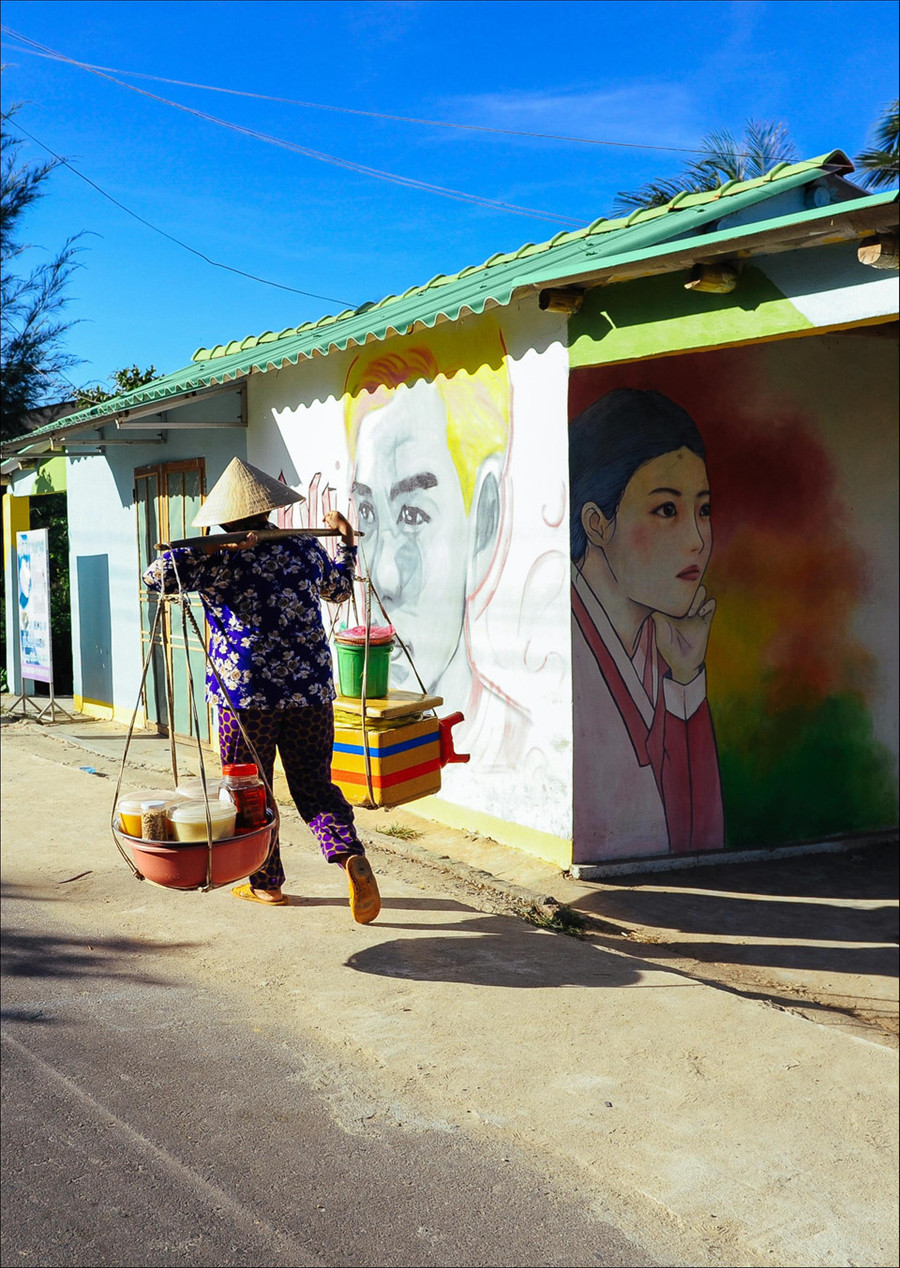 Những bức chân dung cũng là chủ đề phổ biến trên các vách tường. Du khách đến Tam Thanh không chỉ ấn tượng với diện mạo ngôi làng mà còn cảm động trước sự nhiệt tình, chất phác, lòng mến khách của người dân nơi đây. Những bức tranh cũng khiến họ yêu quê hương mình hơn nữa. Ảnh: Hai Hoang.