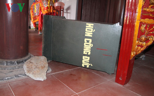 Két sắt bị đối tượng lấy đá phá (Ảnh: Trung Kiên)