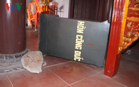 Két sắt bị đối tượng lấy đá phá (Ảnh: Trung Kiên)