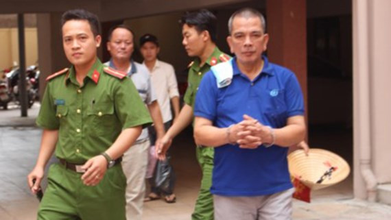 Áp giải bị cáo Oánh rời phiên tòa Áp giải bị cáo Oánh rời phiên tòa