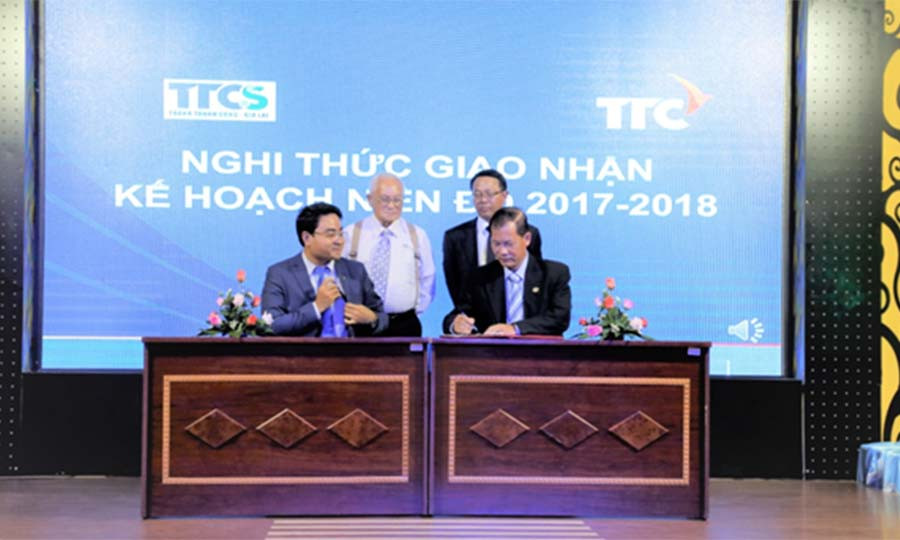 Nghi thức giao nhận kế hoạch cho niên độ 2017-2018. Ảnh: Nguyễn Diệp Nghi thức giao nhận kế hoạch cho niên độ 2017-2018. Ảnh: Nguyễn Diệp Nguyễn Diệp