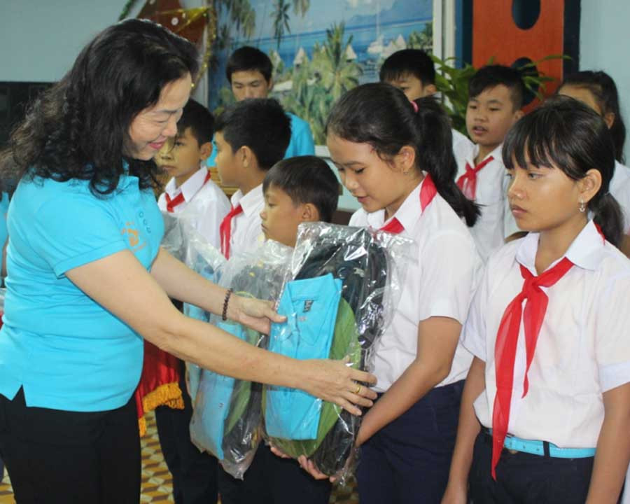 Bà Lê Thị Hà-Giám đốc Nhà Thiếu nhi tỉnh tặng quà cho các trại sinh. Ảnh: Phan Lài