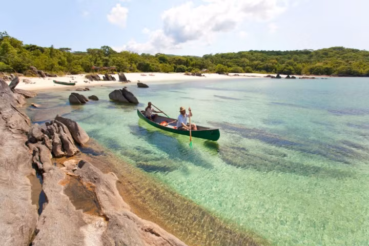 Hồ Malawi, Tanzania. Điều hấp dẫn ở chỗ hồ Malawi là nơi có ít nhất 1.000 loài cá sinh sống - nhiều hơn bất cứ nơi nào trên Trái Đất, chưa kể, nó là hồ lớn thứ ba ở châu Phi (dài 360 dặm, rộng 50 dặm).