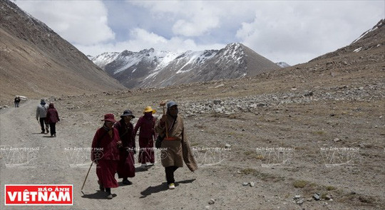 Những người đạo Bon đi ngược lại kim đồng hồ. Những người đạo Bon đi ngược lại kim đồng hồ.