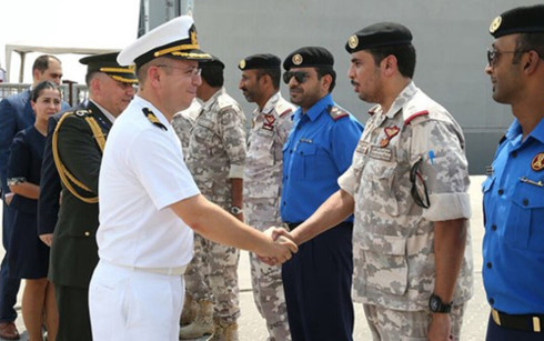  Quan chức quân đội Thổ Nhĩ Kỳ bắt tay những người đồng cấp Qatar. (Ảnh: AA)