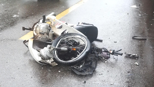 Chiếc xe máy biến dạng sau cú tông trực diện