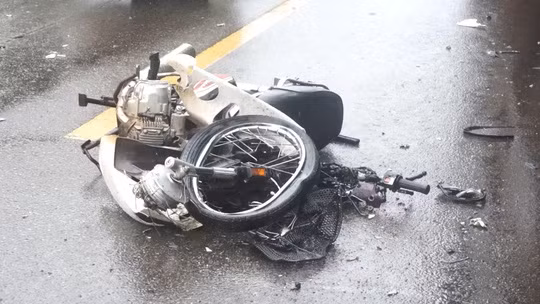 Chiếc xe máy biến dạng sau cú tông trực diện
