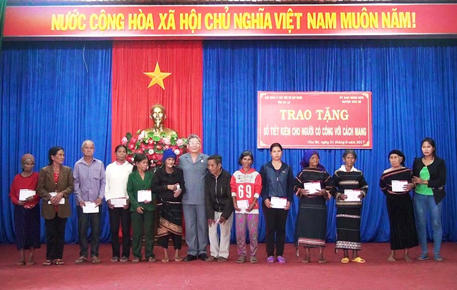  Lễ trao tặng sổ tiết kiệm cho người có công với cách mạng. Ảnh: Mỹ Đức