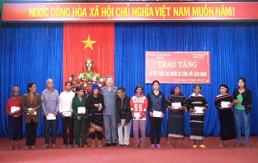  Lễ trao tặng sổ tiết kiệm cho người có công với cách mạng. Ảnh: Mỹ Đức