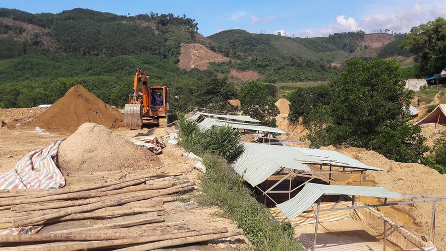 Khai thác vàng trái phép dưới hình thức công khai bằng cơ giới hoặc đánh hầm thổ phỉ vẫn diễn ra hằng ngày tại mỏ vàng Bồng Miêu.