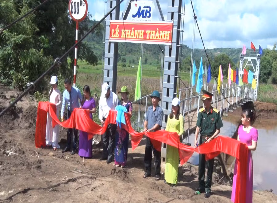 Cắt băng khánh thành. Ảnh: Vũ Cúc