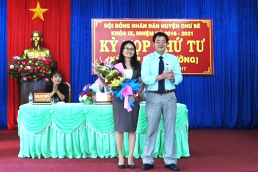 Tặng hoa tân Phó Chủ tịch UBND huyện. Ảnh: Vũ Cúc Tặng hoa tân Phó Chủ tịch UBND huyện. Ảnh: Vũ Cúc