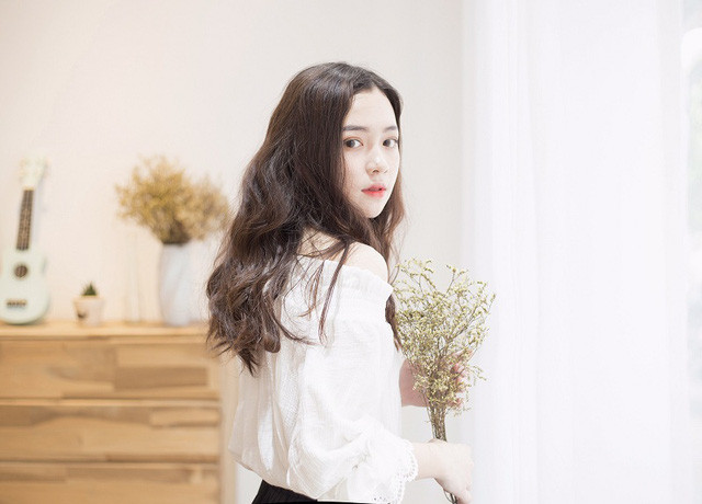  Phi Linh sở hữu gương mặt đẹp, ngoại hình dễ thương, phong cách ăn mặc nữ tính nên dù là bức ảnh chụp tự sướng hay chụp mẫu với Linh đều là điểm mạnh và khoe được tối đa nước da trắng cùng nụ cười tỏa nắng đốn tim người nhìn.